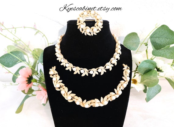 Vintage Avon 1971 Evening Creation 3 Piece Parure Set Necklace Bracelet Brooch Pin Brushed Gold Tone Leaf Design With Faux Pearl Etsy