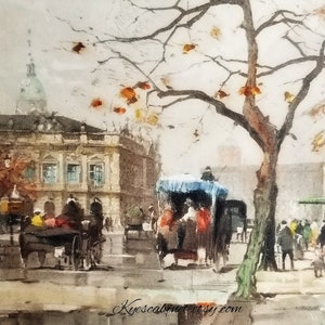 Op de afbeelding: Een aquarel schilderij dat een stadssc&egrave;ne met een koets getrokken door paarden, mensen die lopen en gebouwen op de achtergrond laat zien. De sc&egrave;ne speelt zich af in een Europese stad, met een groot gebouw op de achtergrond en een boom met oranje bladeren op de voorgrond.