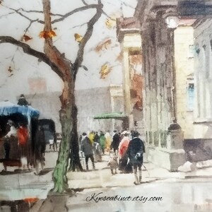 Op de afbeelding: Een aquarel schilderij dat een straatbeeld toont met een koets getrokken door paarden, mensen die lopen en een gebouw op de achtergrond. De sc&egrave;ne speelt zich af in een stad met bomen en een geplaveide straat. Het schilderij is gemaakt in een realistische stijl met gedempte kleuren.