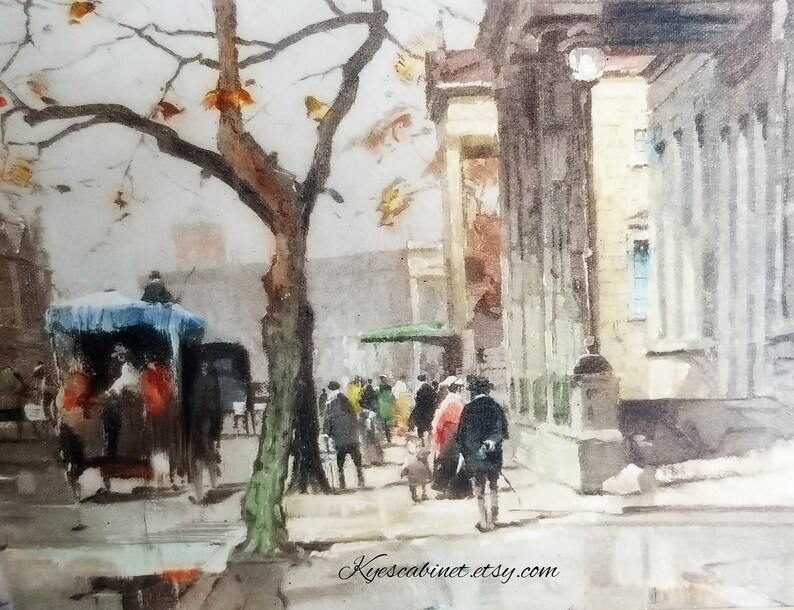 Op de afbeelding: Een aquarel schilderij dat een straatbeeld toont met een koets getrokken door paarden, mensen die lopen en een gebouw op de achtergrond. De sc&egrave;ne speelt zich af in een stad met bomen en een geplaveide straat. Het schilderij is gemaakt in een realistische stijl met gedempte kleuren.