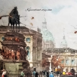 Op de afbeelding: Een aquarel schilderij dat een stadsbeeld toont met een standbeeld van een man te paard op de voorgrond. Het standbeeld is omringd door mensen en gebouwen. Het schilderij is in een gedempte kleurenpalet met tinten grijs, bruin en blauw.