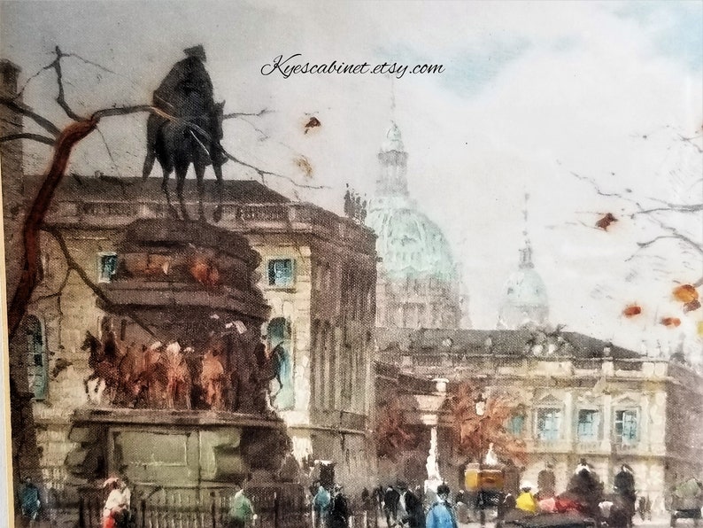 Op de afbeelding: Een aquarel schilderij dat een stadsbeeld toont met een standbeeld van een man te paard op de voorgrond. Het standbeeld is omringd door mensen en gebouwen. Het schilderij is in een gedempte kleurenpalet met tinten grijs, bruin en blauw.