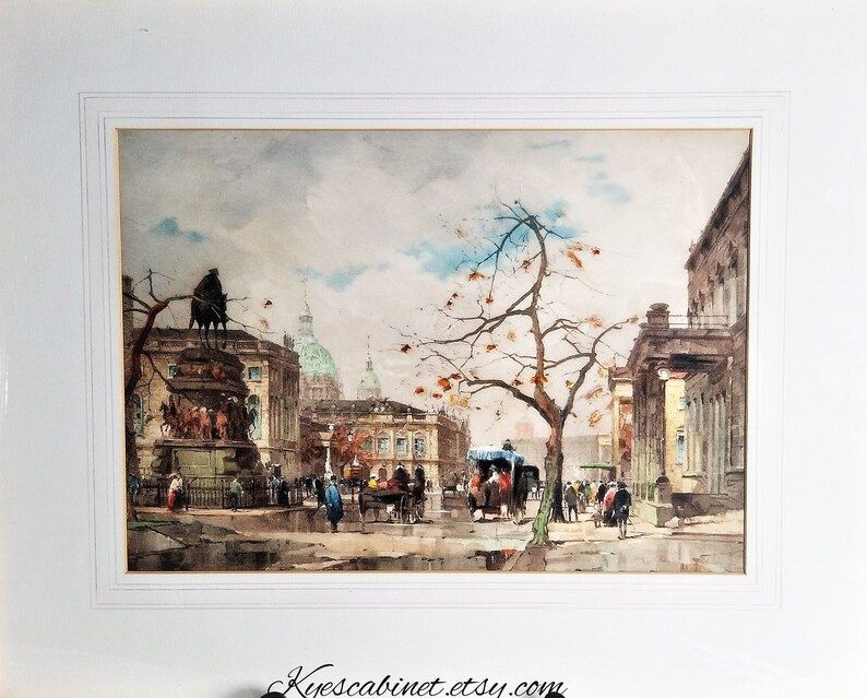 Op de afbeelding: Een aquarel schilderij dat een stadstraat sc&egrave;ne voorstelt met een standbeeld op de voorgrond, gebouwen op de achtergrond en mensen die over straat lopen. De lucht is bewolkt en de gebouwen zijn geschilderd in tinten grijs en bruin.