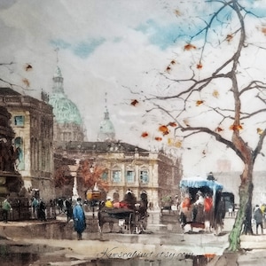 Op de afbeelding: Een aquarel schilderij dat een stadssc&egrave;ne met een groot monument op de voorgrond, een koets getrokken door paarden en verschillende mensen die lopen, afbeeldt. De sc&egrave;ne speelt zich af voor een groot gebouw met een koepel en andere gebouwen op de achtergrond. Het schilderij is gemaakt in een gedempte kleurenpalet van bruinen, grijzen en blauwen.