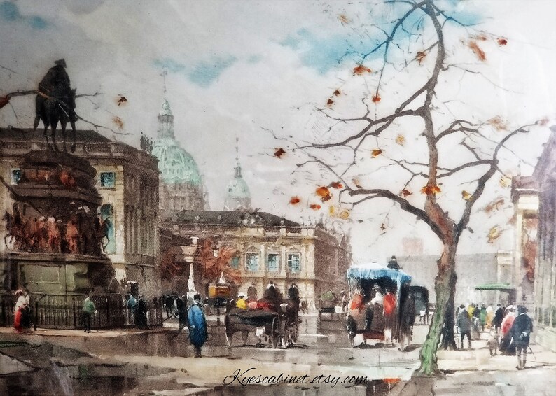 Op de afbeelding: Een aquarel schilderij dat een stadssc&egrave;ne met een groot monument op de voorgrond, een koets getrokken door paarden en verschillende mensen die lopen, afbeeldt. De sc&egrave;ne speelt zich af voor een groot gebouw met een koepel en andere gebouwen op de achtergrond. Het schilderij is gemaakt in een gedempte kleurenpalet van bruinen, grijzen en blauwen.