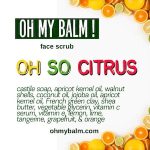 Puede incluir: Un fondo blanco con un diseño gráfico colorido para un exfoliante facial llamado "OH MY BALM! OH SO CITRUS". Los ingredientes se enumeran: jabón de Castilla, aceite de semilla de albaricoque, cáscaras de nuez, aceite de coco, aceite de jojoba, aceite de semilla de albaricoque, arcilla verde francesa, manteca de karité, glicerina vegetal, suero de vitamina C, vitamina E, limón, lima, mandarina, pomelo y naranja. La dirección del sitio web es ohmybalm.com. El fondo está decorado con frutas cítricas.