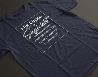 以下が含まれることがあります： 白のスタイリッシュなフォントで「His Grace is Sufficient」と書かれたネイビーブルーのTシャツ。シャツには、白い長方形の中に白いフォントで「And His Strength Is Made Perfect In Weakness」というテキストも含まれています。