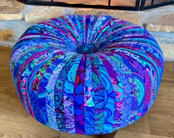 Schaduw tuff voetenbank, kaffe fassett-stof, blauw paars groen bloemen geometrisch, bekleding onderkant