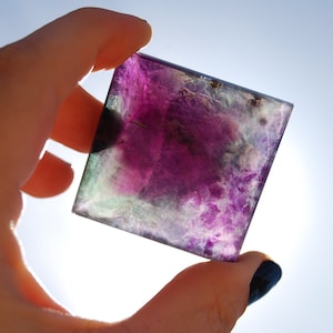 Göttliche tief gesättigte Farbe Szenisch Dunkellila Türkis Regenbogen Fluorit Pyramide