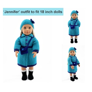 Peut inclure: Une tenue de poupée tricotée turquoise, comprenant un manteau, un chapeau et un sac à main, conçue pour les poupées de 45,7 cm. Le manteau a des bordures et des boutons bleu foncé. Le chapeau a un petit nœud. La tenue est assortie de bottes noires.