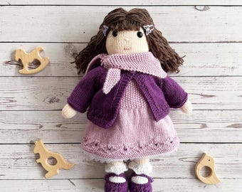 Amelia Puppenstrickmuster: 35 cm große Puppe mit Kleidung (PDF Download).
