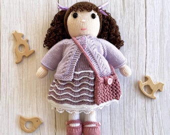 Louisa Strickmuster: 35 cm große Puppe mit Kleidung (PDF Download).