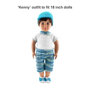 Puede incluir: Un conjunto de punto para muñecas de 45 cm, que incluye una camisa blanca, pantalones cortos a rayas azules y verdes, un gorro azul y zapatos azules. Traje 'Kenny' para muñecas de 45 cm.