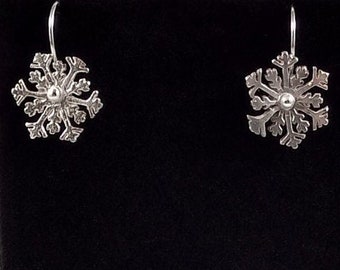 Boucles d’oreilles flocon de neige en argent sterling faites à la main par Chris Hay