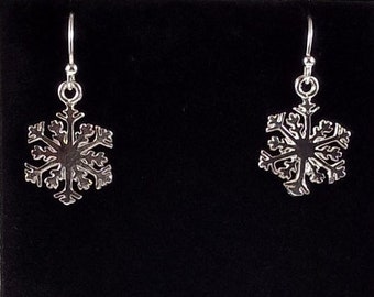 Boucles d’oreilles flocon de neige en argent sterling faites à la main par Chris Hay