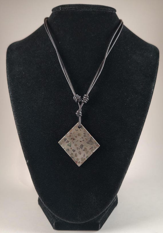 セリコ隕石ペンダント調節可能なネックレス、クリス・ヘイによる