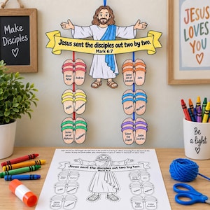 Peut inclure: Un mobile en papier représentant une illustration de Jésus avec une bannière jaune portant l'inscription Jesus sent the disciples out two by two. Mark 6:7. En dessous, six paires de sandales en papier colorées portent les noms des disciples.