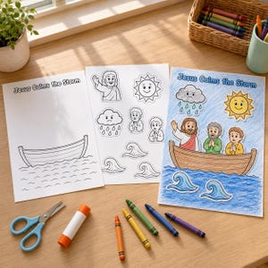 Puede incluir: Un set de manualidades Jesús calma la tempestad con tres hojas de papel blanco con ilustraciones de líneas negras de un barco, un sol, nubes, olas y figuras. Una hoja está coloreada con lápices de colores, mostrando una escena terminada.