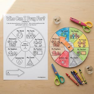 Op de afbeelding: Een printbaar activiteitenblad getiteld Who Can I Pray For? met instructies en een cirkelvormig wielsjabloon, naast een ingekleurde versie van het wiel met een draaiende pijl, twee scharen en een set kleurpotloden voor het knutselen.