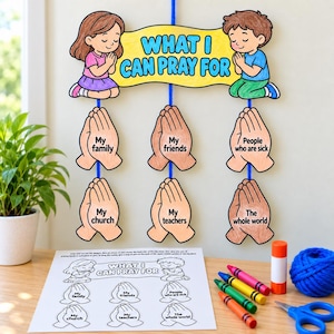 Op de afbeelding: Een hangend knutselproject getiteld What I Can Pray For met illustraties van een biddend meisje en jongen. Daaronder hangen zes paar gevouwen handen met labels zoals My family, My friends en The whole world.