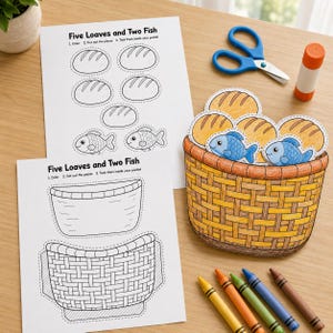 Puede incluir: Un set de manualidades titulado Five Loaves and Two Fish que incluye dos hojas de actividades impresas con contornos de pan y pescado, una cesta de papel llena de panes y peces coloreados, tijeras azules, pegamento en barra y cinco ceras.
