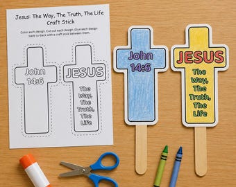 Puede incluir: Un kit de manualidades con una hoja de instrucciones titulada Jesus: The Way, The Truth, The Life, dos recortes en forma de cruz unidos a palitos de madera, uno azul con John 14:6, uno amarillo con JESUS The Way, The Truth, The Life, pegamento y tijeras.