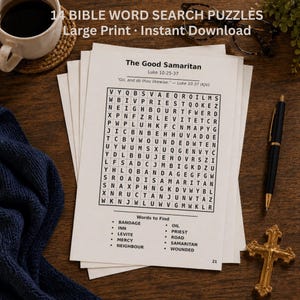 Op de afbeelding: Een stapel witte papieren woordzoekpuzzels met de tekst "14 BIBLE WORD SEARCH PUZZLES Large Print • Instant Download". Eén puzzel is open, getiteld "The Good Samaritan", met een woordzoekraster en een lijst met woorden.