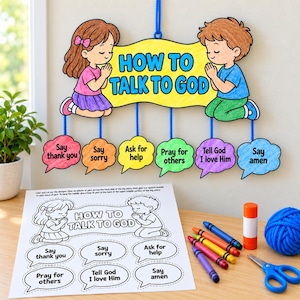 Può includere: Una giostrina artigianale intitolata How to Talk to God con un cartello giallo di due bambini che pregano, collegato da fili blu a sei nuvolette colorate con testo. Sotto ci sono un foglio da colorare, pastelli, colla e del filato.
