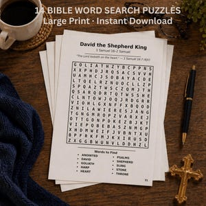 Op de afbeelding: Een stapel Bijbelse woordzoekpuzzels met de titel "David de Herderskoning" en de tekst "14 BIBLE WORD SEARCH PUZZLES Large Print Instant Download." Een pen en een gouden kruis zijn ook zichtbaar.
