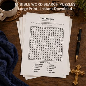 以下が含まれることがあります： 「14 BIBLE WORD SEARCH PUZZLES Large Print Instant Download」のテキストが入った聖書ワードサーチパズルの束。一番上のシートにはワードサーチグリッドと「The Creation」のテキストがあります。ペン、金の十字架、コーヒーカップも表示されています。