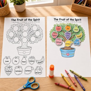 Könnte beinhalten: Zwei Blätter Papier mit der Überschrift The Fruit of the Spirit. Ein Blatt ist eine schwarz-weiße Umrisszeichnung eines Baumes in einem Topf mit auszuschneidenden Früchten. Das andere Blatt zeigt den ausgemalten Baum mit Früchten, die mit Love, Joy, Peace, Patience, Goodness, Faithfulness, Gentleness, Kindness und Self-Control beschriftet sind.