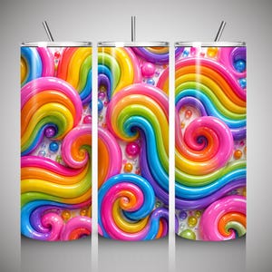 Könnte beinhalten: Ein zylindrischer Becher mit einem leuchtenden, glänzenden Muster aus wirbelnden regenbogenfarbenen Bändern in Pink, Orange, Gelb, Grün, Blau und Violett, akzentuiert durch kleine, verstreute mehrfarbige Kugeln und einen dünnen Metallstrohhalm.