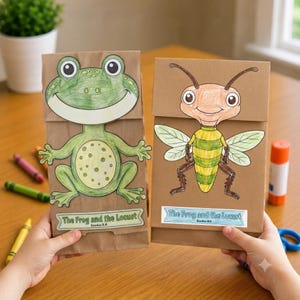 Può includere: Due marionette di sacchetti di carta marrone con illustrazioni colorate a mano di una rana verde e una locusta gialla e marrone. Ogni marionetta ha un'etichetta con la scritta The Frog and the Locust Exodus 8:6 realizzate in carta artigianale.
