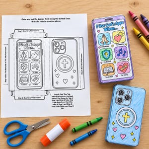 Può includere: Un modello di carta da ritagliare per un telefono giocattolo intitolato I Use God's Apps When, con icone per la preghiera, la gratitudine e la fede. Due telefoni di carta completati sono colorati con pastelli, mostrando l'interfaccia dello schermo e il retro con una croce.