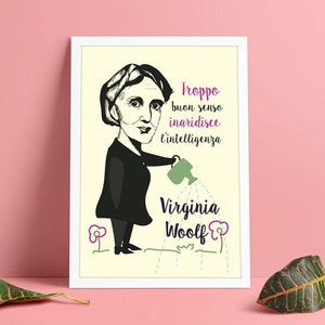 Könnte beinhalten: Eine Schwarzweißillustration von Virginia Woolf, die mit einer grünen Gießkanne eine Blume gießt. Der Spruch "Troppo buon senso inaridisce l'intelligenza" ist in italienischer Sprache auf dem Druck abgebildet.