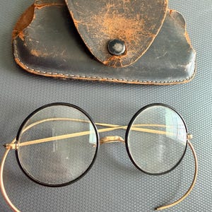 Lunettes Shuron Windsor des années 1910-1920 • Monture ronde en fil d'or 12 carats (1/10) avec étui en cuir d'origine • Qualité collection