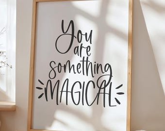 Tu sei qualcosa di magico - decorazione murale per aule, decorazioni per la cameretta dei bambini - regalo per bambini - decorazione murale con citazione - decorazioni per la cameretta dei bambini - regalo per neonati di genere neutro - cartello motivazionale