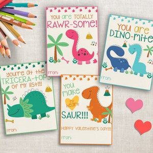 K&ouml;nnte beinhalten: Vier druckbare Valentinstagskarten mit Dinosauriern und Wortspielen. Die Karten sind mit gr&uuml;nen, blauen, rosa und orangefarbenen Dinosauriern verziert. Der Text auf den Karten lautet: "You are totally Rawr-some!", "You are Dino-mite!", "You're at the Tricera-top of my list!!!", und "You make my heart Saur!!! Happy Valentine's Day!!!".