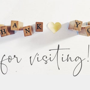 Puede incluir: Bloques de letras de madera que deletrean "Thank You" con un coraz&oacute;n dorado en el medio. El texto "for visiting!" est&aacute; escrito en cursiva debajo de los bloques.