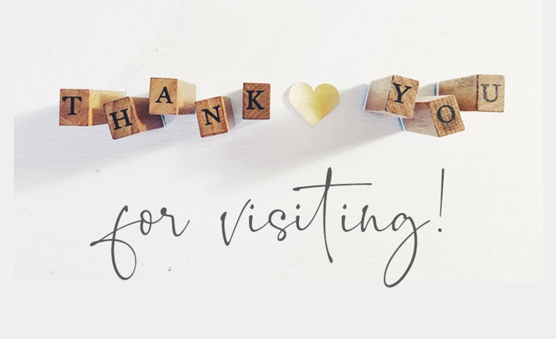 Puede incluir: Bloques de letras de madera que deletrean "Thank You" con un coraz&oacute;n dorado en el medio. El texto "for visiting!" est&aacute; escrito en cursiva debajo de los bloques.