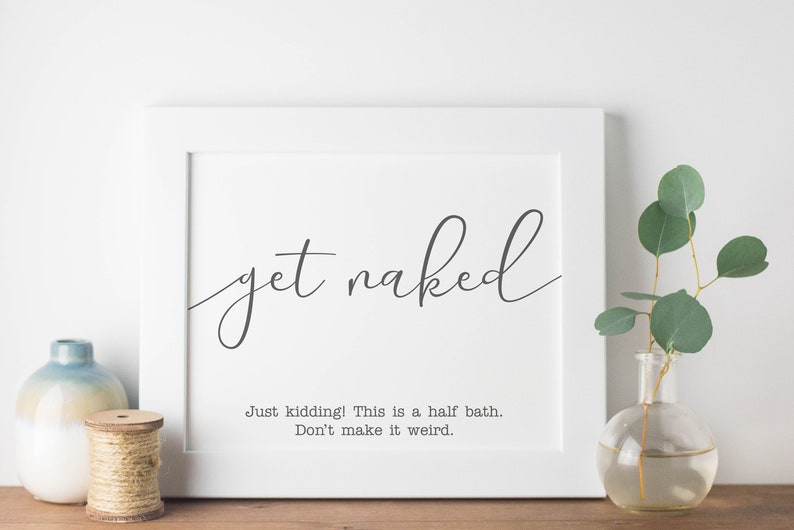 Targa Decorativa In Latta Schnauzer "Get Naked Just Kidding This Is A Half Bath" 20x30 Cm, Arredo Vintage Per Bagno