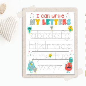 Puede incluir: Una hoja de trabajo imprimible con un alfabeto de l&iacute;nea punteada para trazar. La hoja de trabajo presenta monstruos de dibujos animados coloridos y el texto "Puedo escribir MIS LETRAS".
