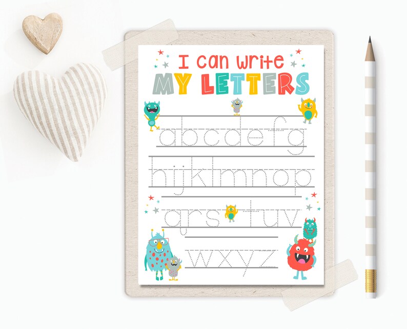 Puede incluir: Una hoja de trabajo imprimible con un alfabeto de l&iacute;nea punteada para trazar. La hoja de trabajo presenta monstruos de dibujos animados coloridos y el texto "Puedo escribir MIS LETRAS".