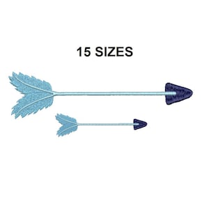Puede incluir: Dos diseños de bordado de flechas azules y blancas. La flecha más grande tiene una cola de plumas y una punta de flecha azul. La flecha más pequeña es un diseño simple con una punta de flecha azul. El texto "15 TAMAÑOS" está por encima de las flechas.