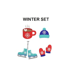 Op de afbeelding: Winterset borduurontwerp met een rode mok met een sneeuwvlok, een blauwe en witte muts met een sneeuwvlok, een paar rode wanten met sneeuwvlokken en een paar blauwe schaatsen.