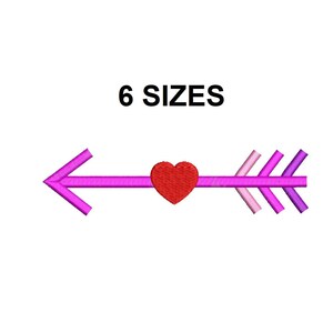 Puede incluir: Una flecha rosa con un corazón rojo en el centro. La flecha apunta hacia la izquierda. El texto "6 SIZES" está por encima de la flecha.