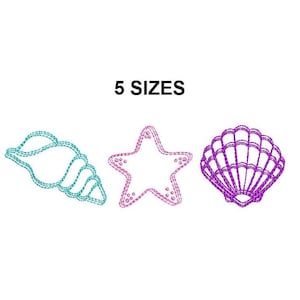 Puede incluir: Un conjunto de tres diseños de bordado que representan una concha, una estrella de mar y una concha de almeja. La concha es turquesa y rosa, la estrella de mar es rosa y la concha de almeja es morada.