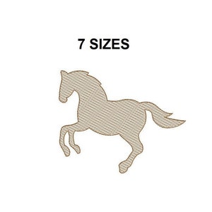 Pode incluir: Uma silhueta bege de um cavalo com a cabeça virada para a esquerda, em pé sobre as patas traseiras com as patas dianteiras levantadas. O cavalo tem uma cauda longa que flui atrás dele. A imagem é um design de bordado digital.