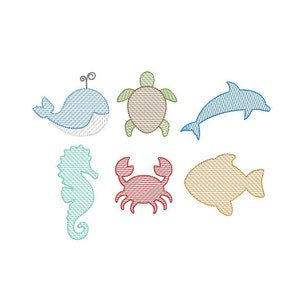 Puede incluir: Un conjunto de seis diseños de criaturas marinas bordadas. Los diseños incluyen una ballena azul, una tortuga verde, un delfín azul, un caballito de mar verde, un cangrejo rojo y un pez naranja.