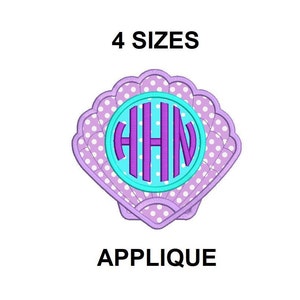 Puede incluir: Aplique de concha de mar de color morado y blanco con un círculo turquesa que contiene un monograma de las letras "HHN" en morado. El texto "4 SIZES" y "APPLIQUE" también se incluye en la imagen.
